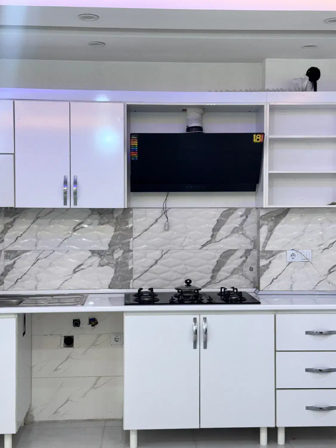 کابینت همراه با هود روکار و سینک و گاز ۵شعله|بوفه، ویترین، کنسول|رشت, نظری|دیوار