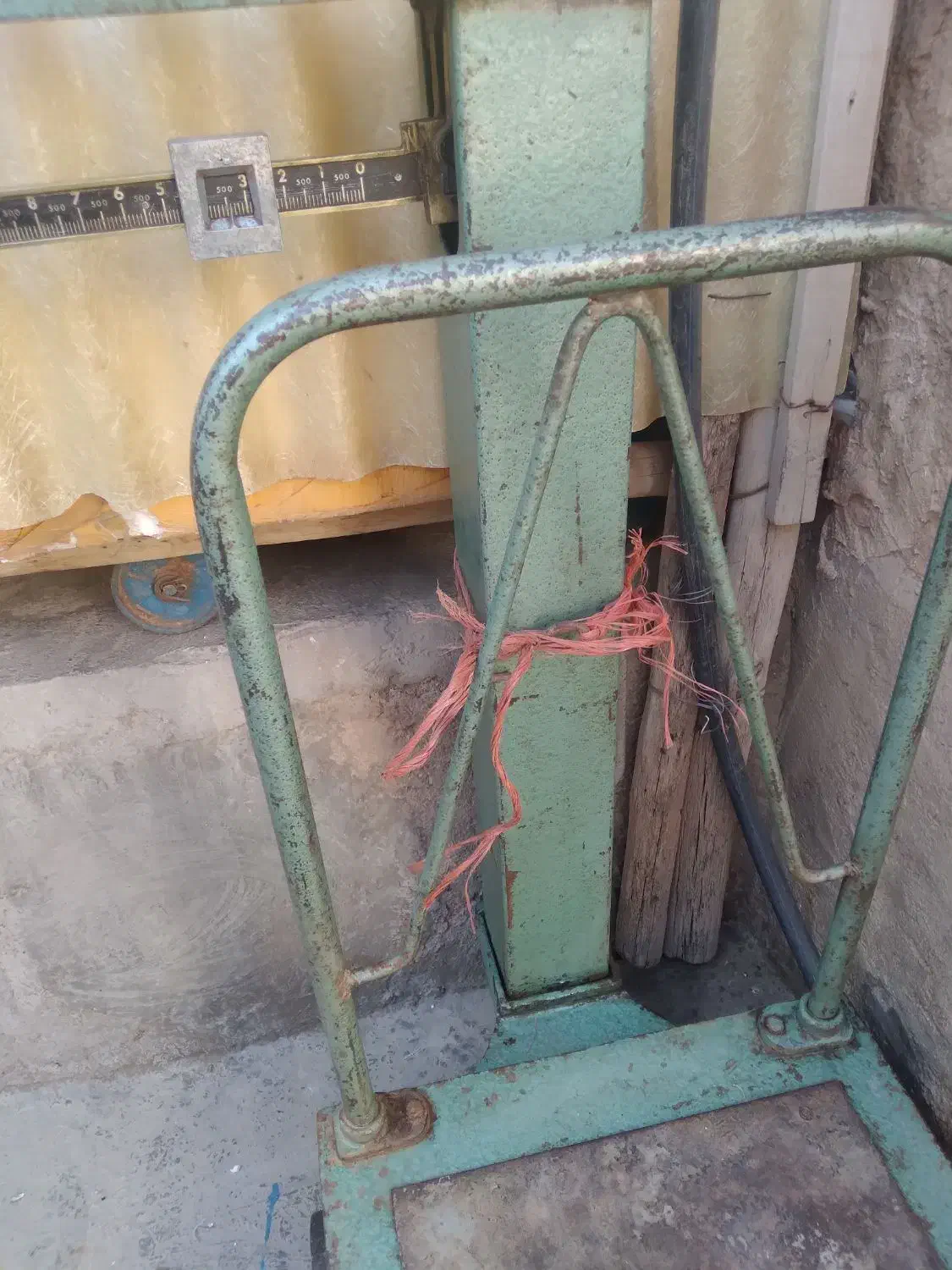 دوعدد‌باسکول‌‌درحد‌نو‌‌‌یکی‌دویست‌کیلو‌یکی‌‌صد‌|فروشگاه و مغازه|سنقر, |دیوار