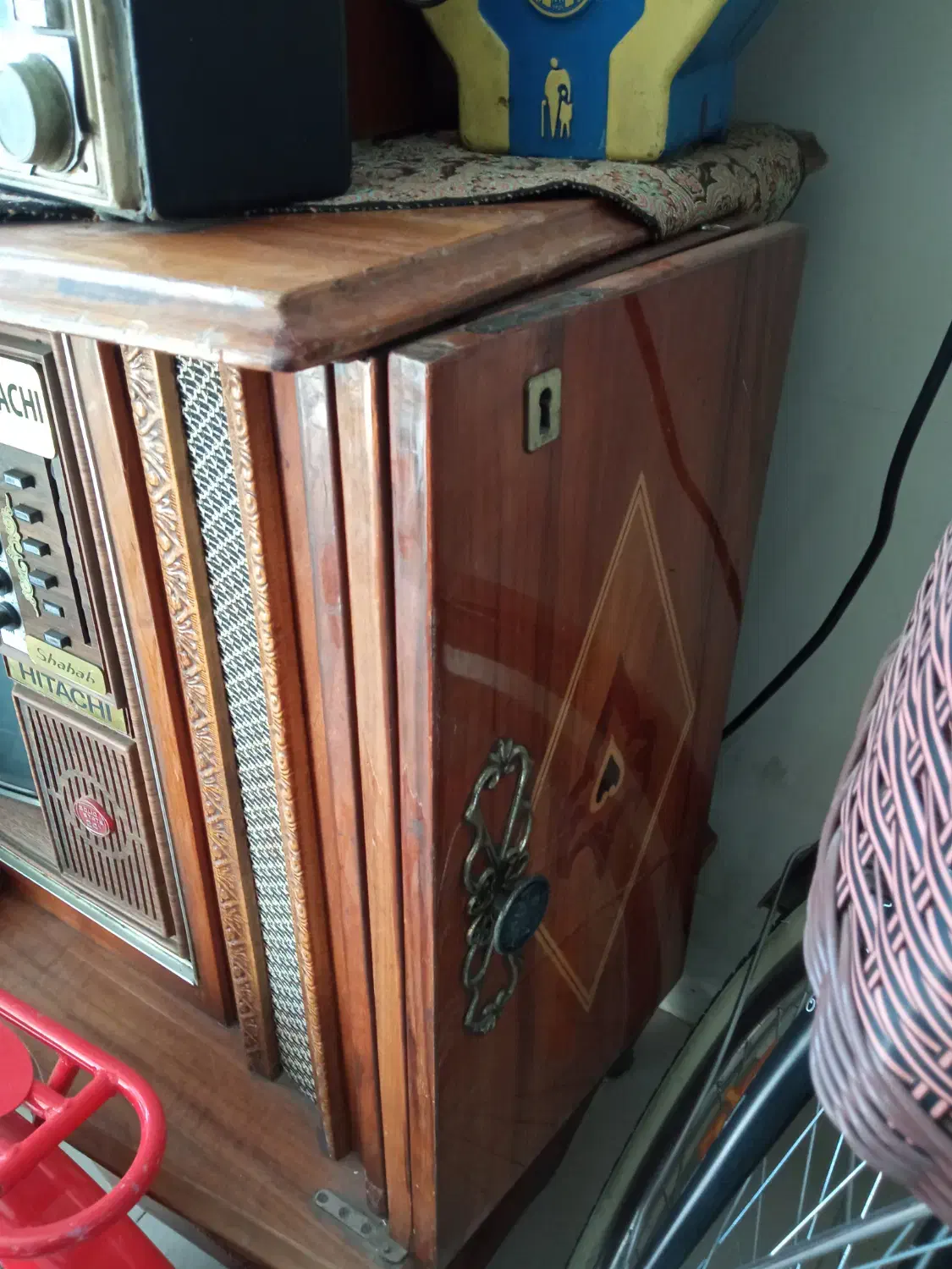 تلویزیون عتیقه|تلویزیون و پروژکتور|میانه, |دیوار