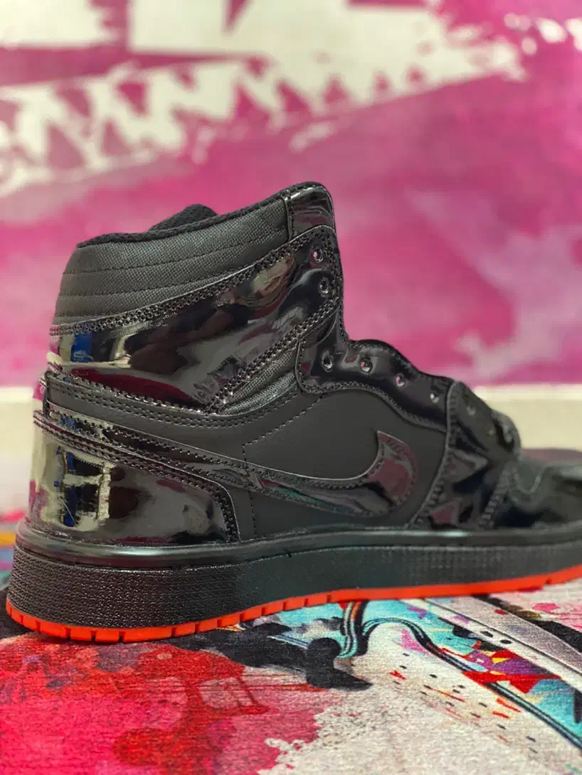 نایک ورنی|کیف، کفش، کمربند|هشتگرد, هشتگرد قدیم|دیوار