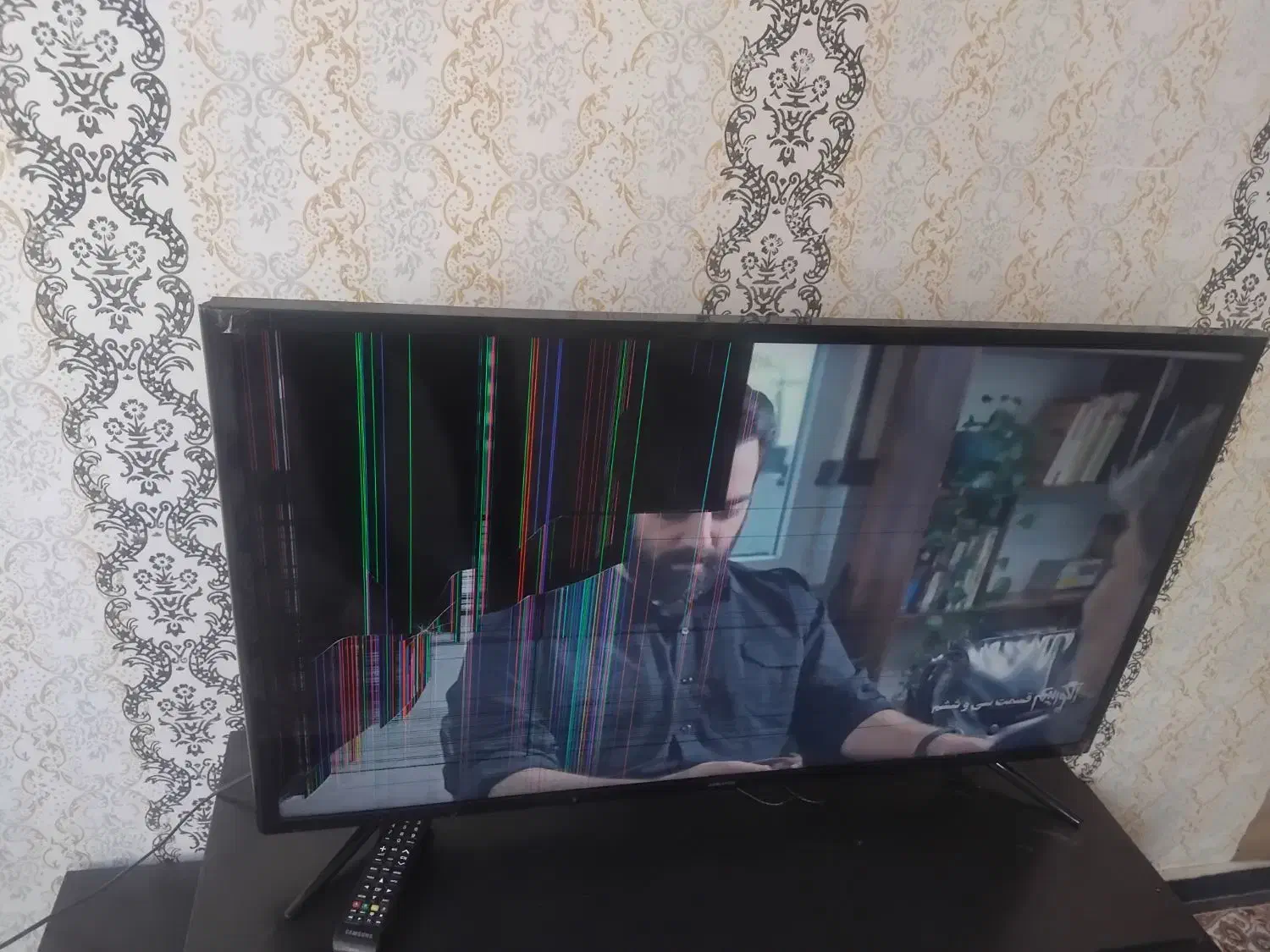 تلویزیون سامسونگ ۴۳ اینچ صفحه شکسته نصفه میاره|تلویزیون و پروژکتور|اردبیل, |دیوار