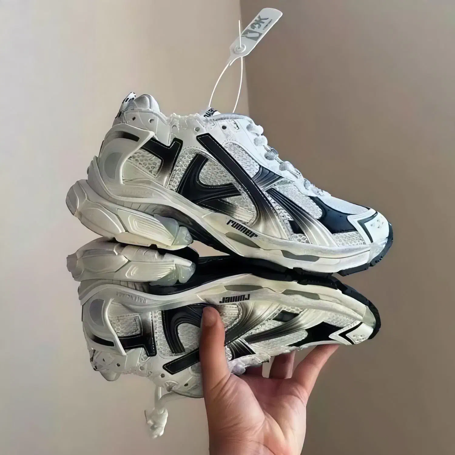 کتونی بالنسیاگا|کیف، کفش، کمربند|ساری, |دیوار