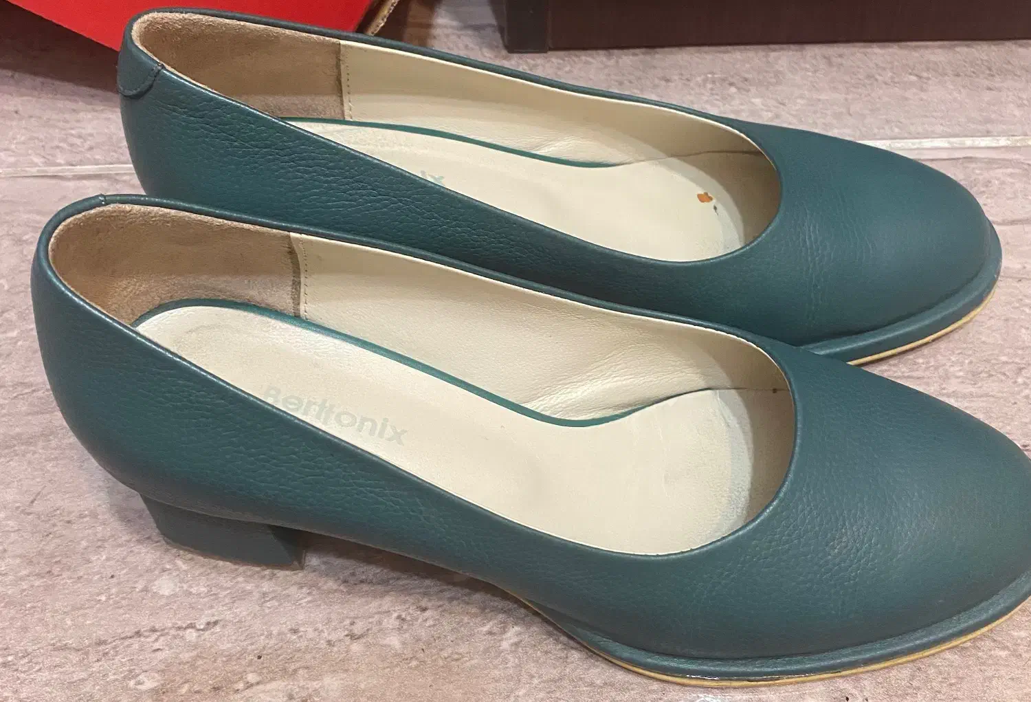 کفش|کیف، کفش، کمربند|رشت, چله خانه|دیوار