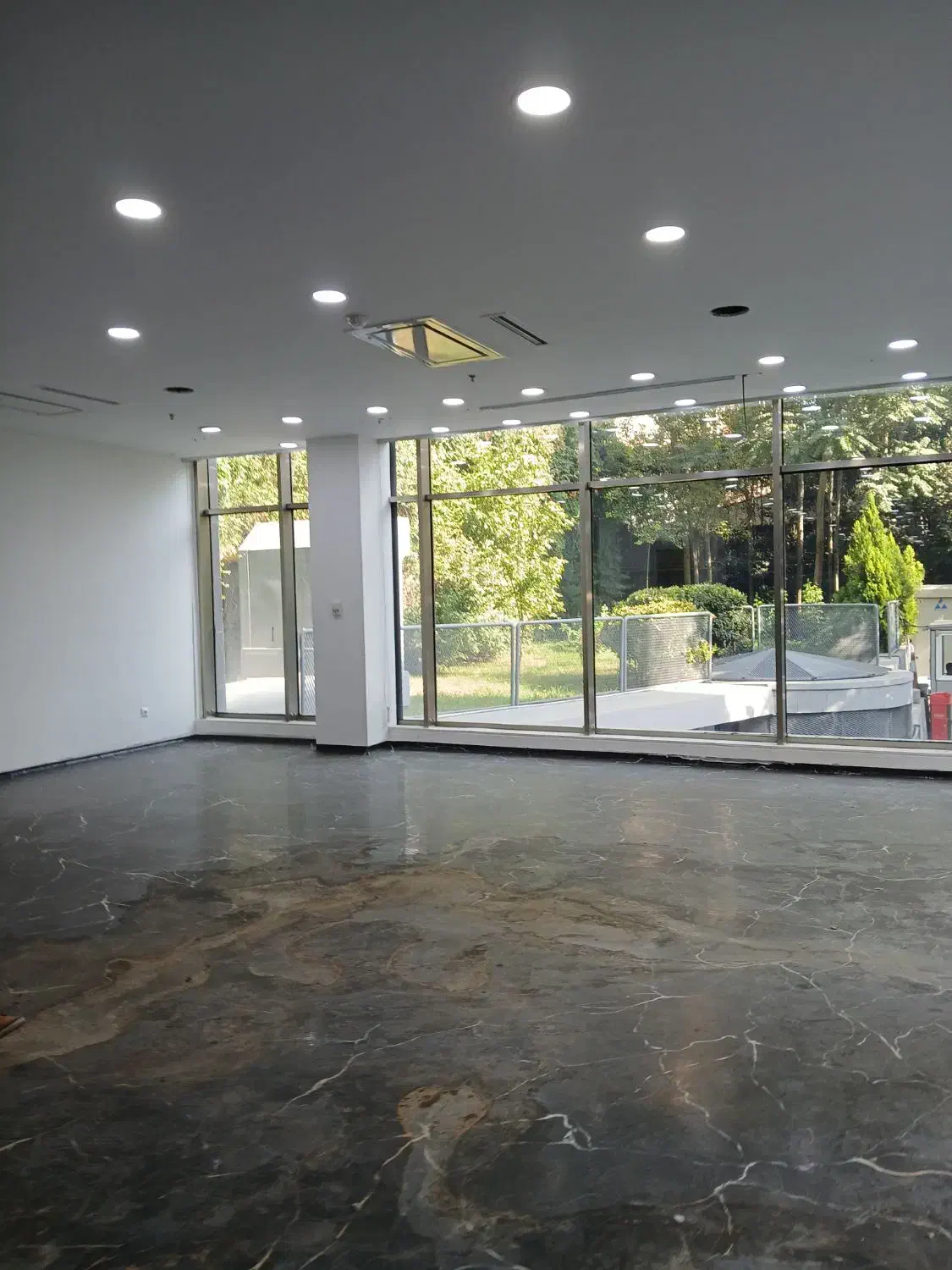 تجاری زعفرانیه ۱۵۰ متر سه بر تابلو خور|اجارهٔ مغازه و غرفه|تهران, زعفرانیه|دیوار