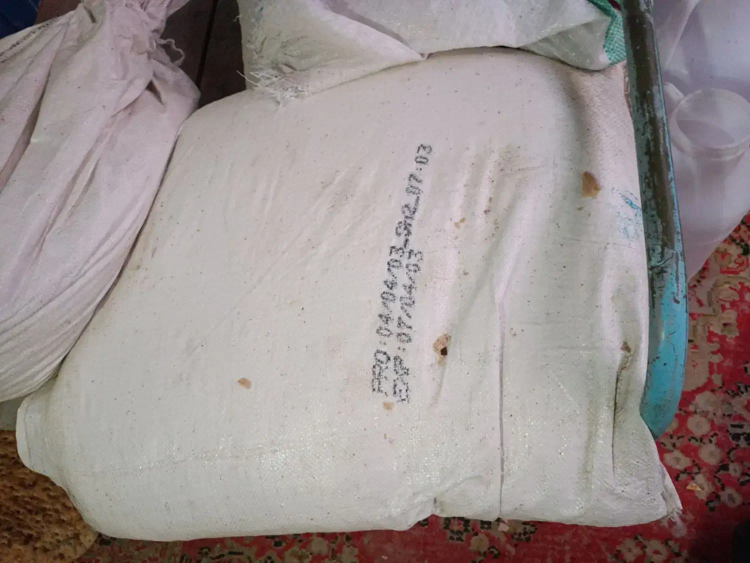 یک کیسه کود شیمیایی سیاه|گل و گیاه طبیعی|سراوان, |دیوار