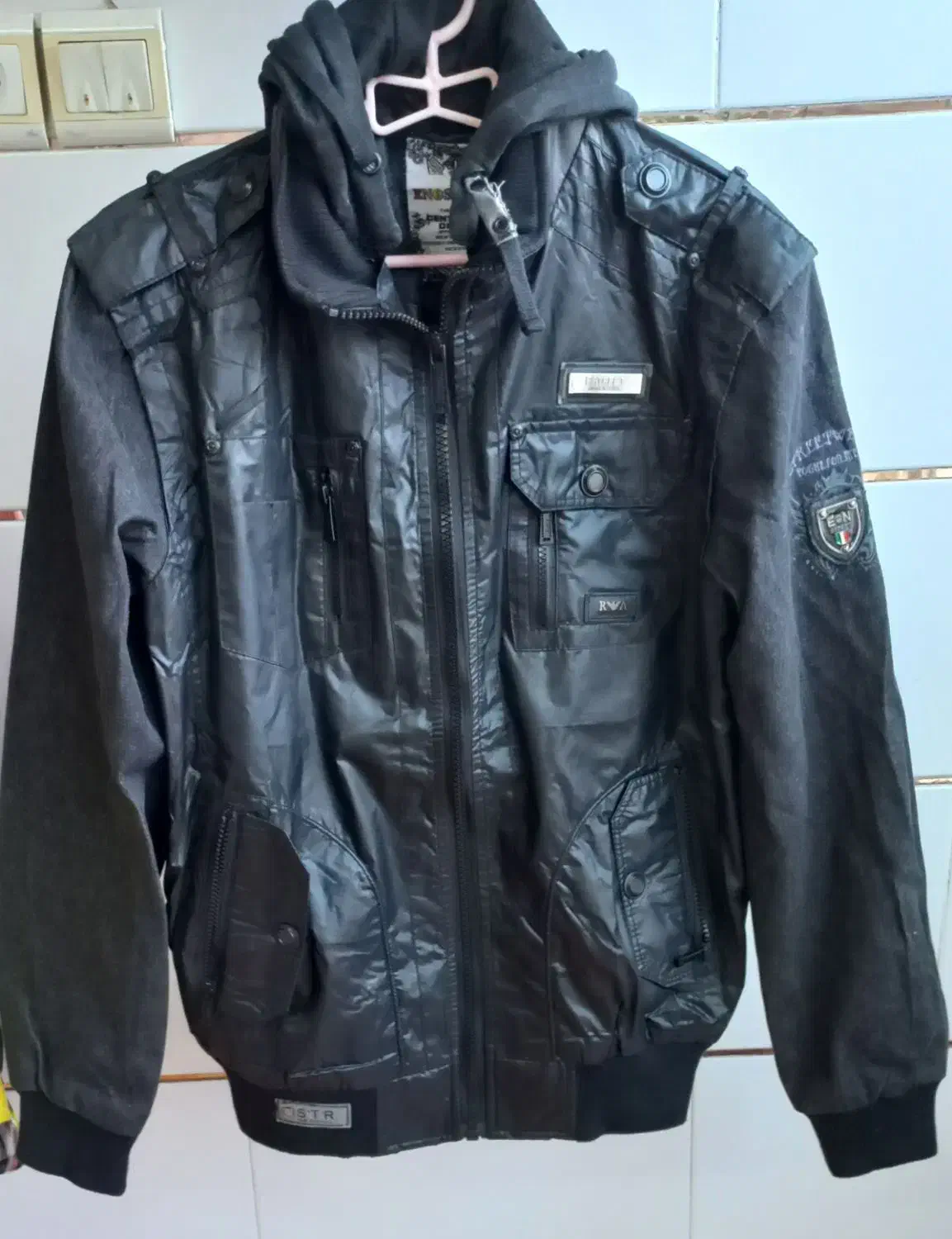 کاپشن|لباس|آباده, |دیوار