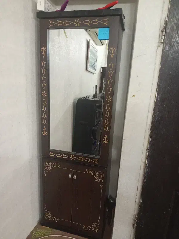 جاکفشی|جاکفشی، کمد، دراور|قم, وادی السلام|دیوار