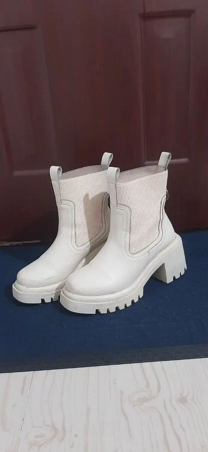 نیم بوت|کیف، کفش، کمربند|بابل, |دیوار