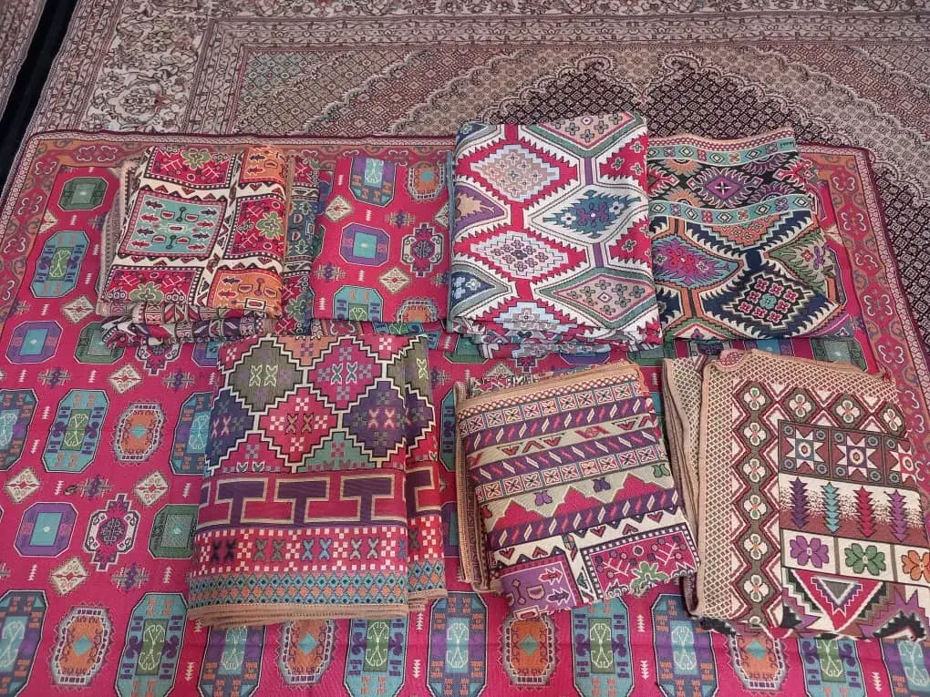 روفرشی|روفرشی|شیراز, کوشک میدان|دیوار