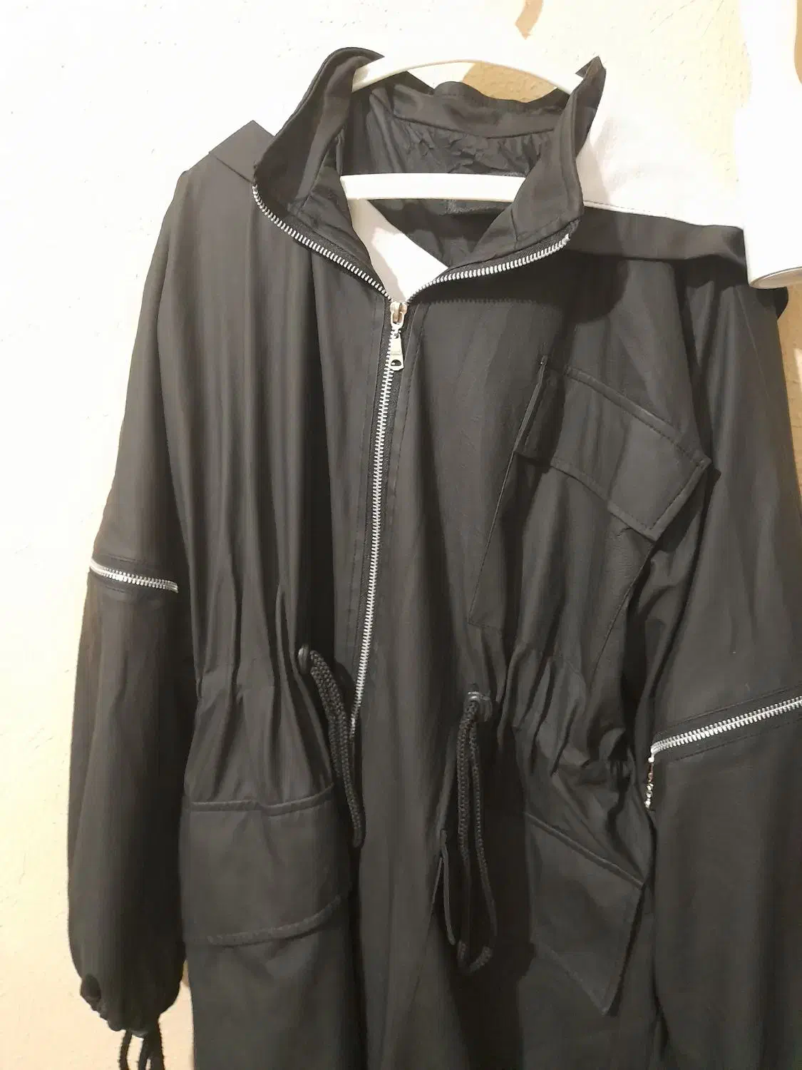 بارونی بلند|لباس|شاهین‌شهر, گرگاب|دیوار