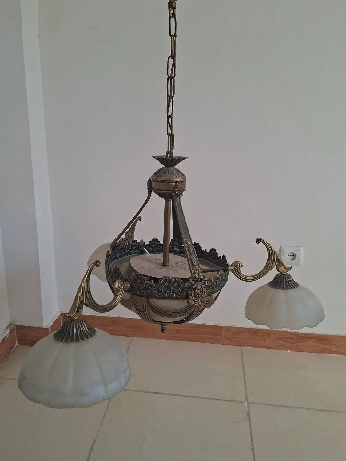 لوستر سه شاخه برنجی|لوستر و چراغ آویز|ایلام, |دیوار