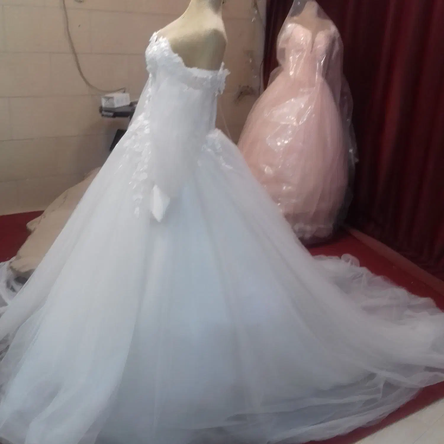 پارتیشن و لباس عروس و میز ناخن|لباس|نرماشیر, |دیوار