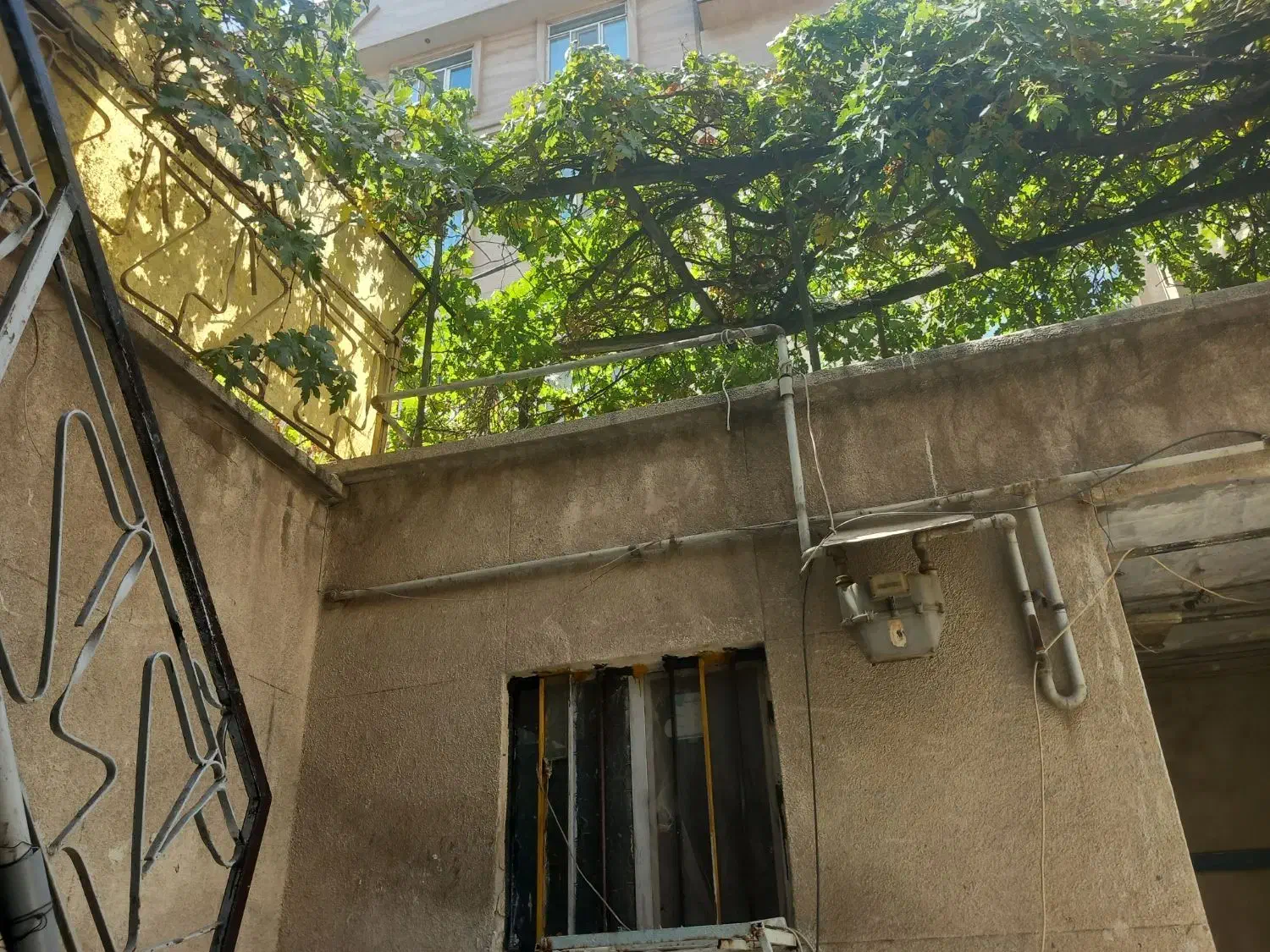 جیحون یک واحد ۱۴ متری دارای پارک موتور طبقه همکف