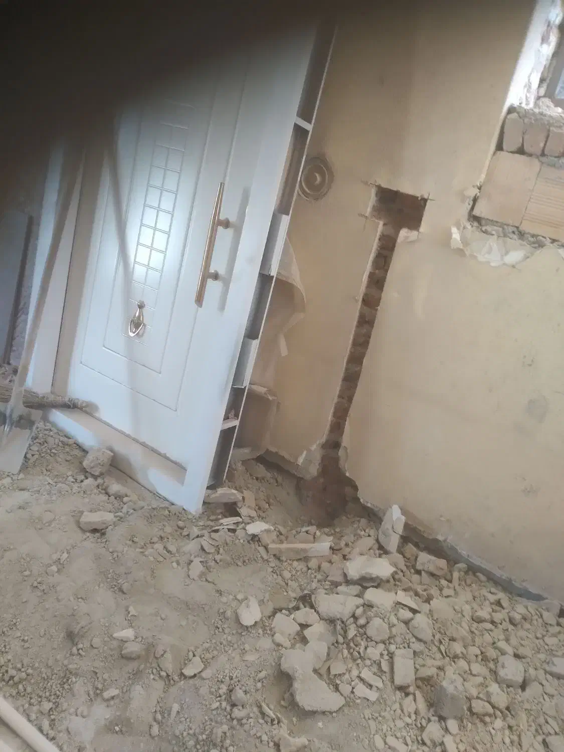 کند کاری سیم کشی و لوله کشی و سورخ کاری|خدمات پیشه و مهارت|ارومیه, |دیوار