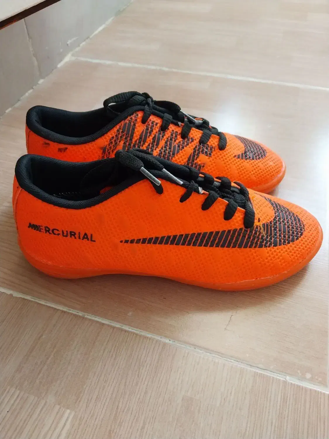 تعدادی کفش دخترانه|کیف، کفش، کمربند|اشتهارد, |دیوار