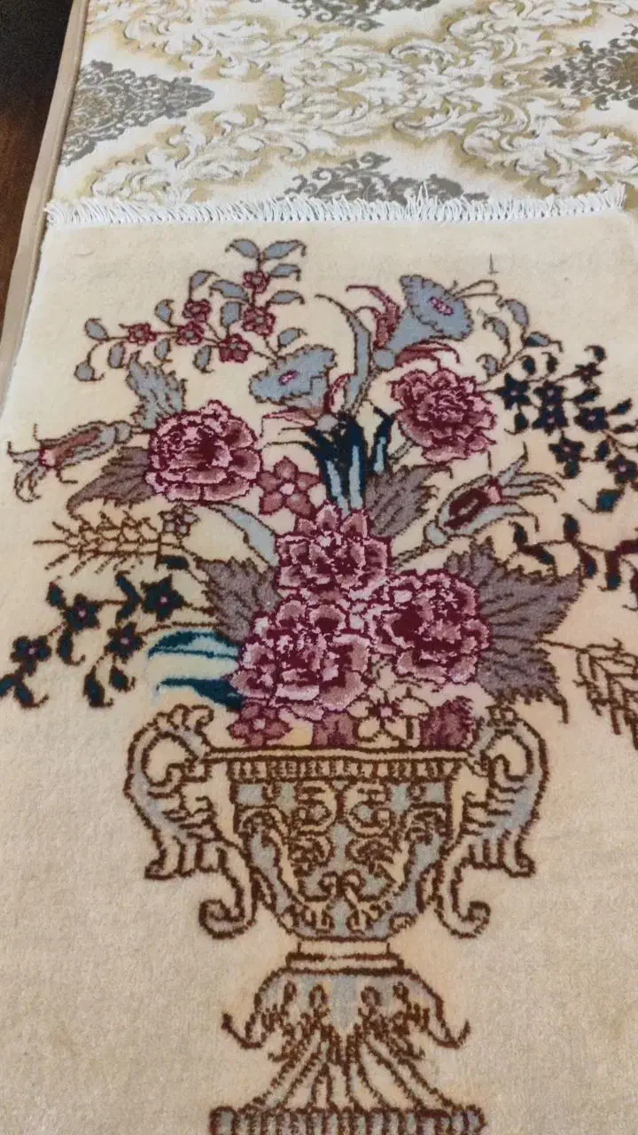 تابلوفرش دستبافت گرمای عشق استاد فرشچیان و گلدان|تابلو فرش|زنجان, |دیوار