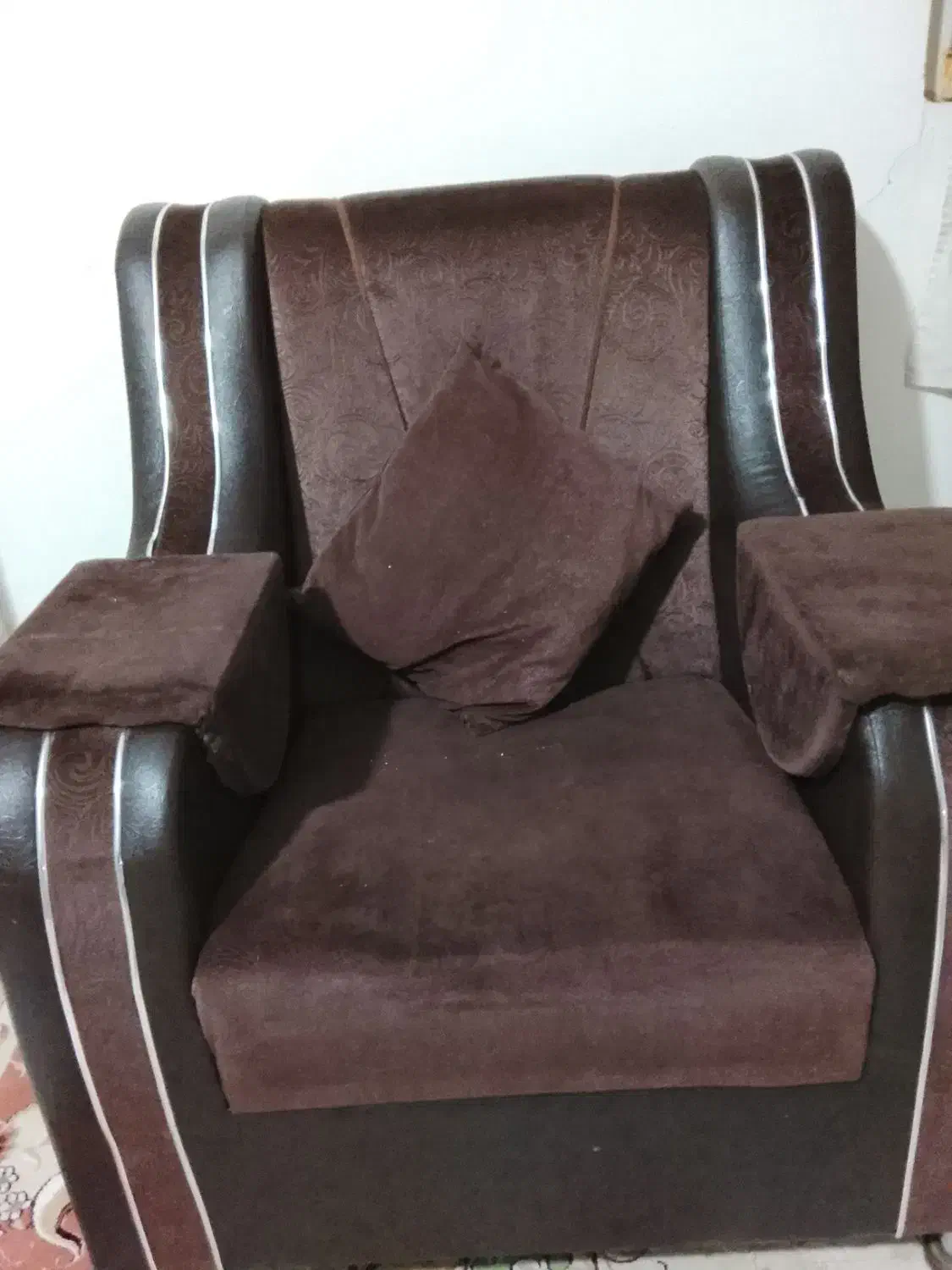 مبل 7نفره جنسل مخمل و چرم بسیار سالم و تمیز|مبلمان خانگی و میز عسلی|تربت جام, فاز ۲ فرهنگیان|دیوار