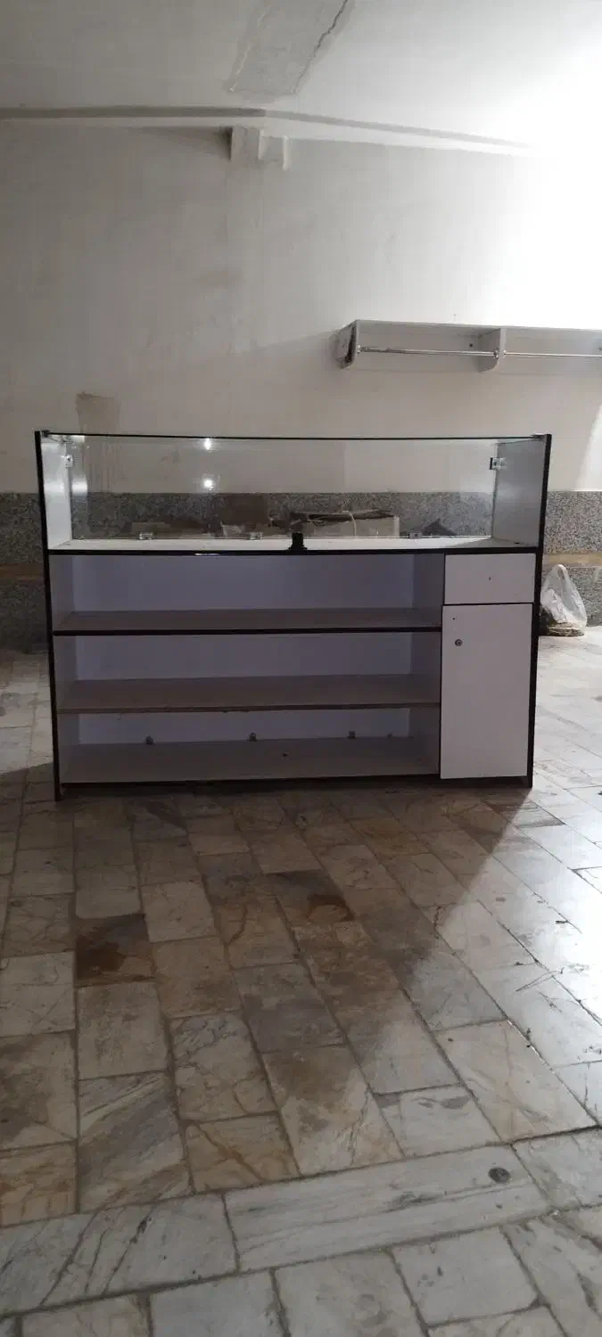 یک عدد ویترین و یک عدد رگال دیواری در حد نو|فروشگاه و مغازه|قم, زنبیل آباد|دیوار