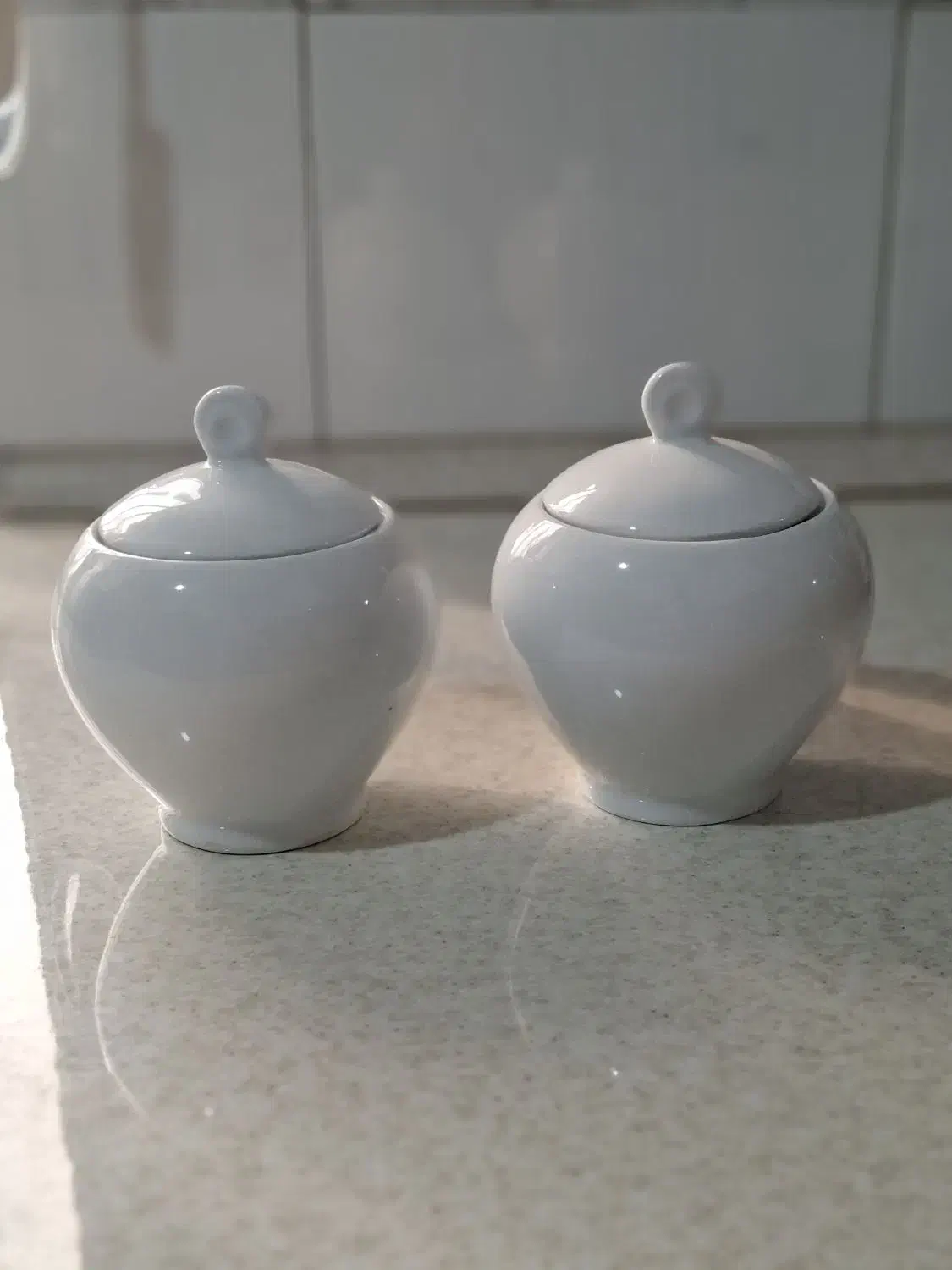 یک جفت قندان چینی کاملانو|ظروف سرو و پذیرایی|ری, ولی آباد|دیوار