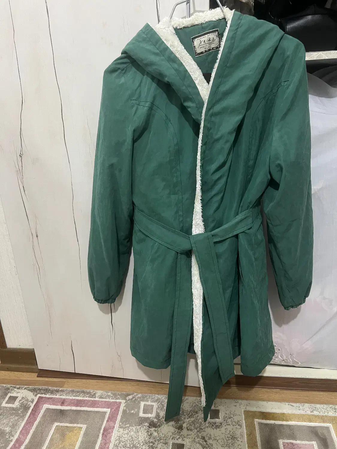 پالتو بارونی|لباس|مشکین‌دشت, |دیوار