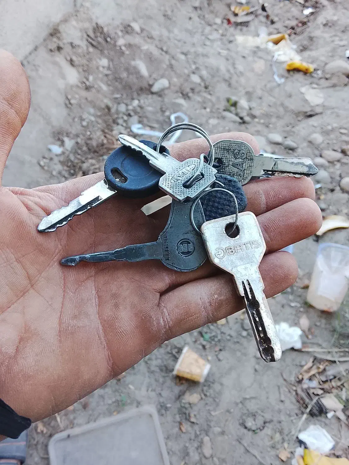 پیداکردن دسته کلید|اشیا|جیرفت, |دیوار