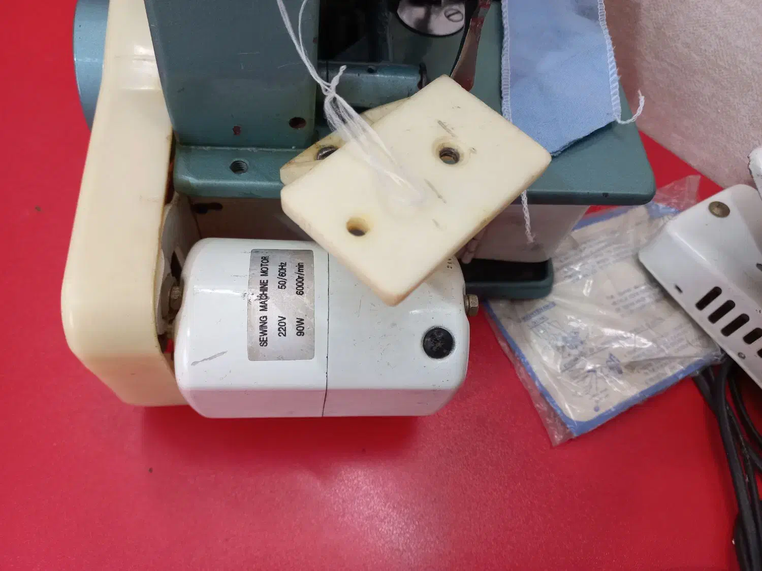 سر دوز سه نخ بیبی لوک|چرخ خیاطی و ریسندگی|اصفهان, کوی نرگس|دیوار