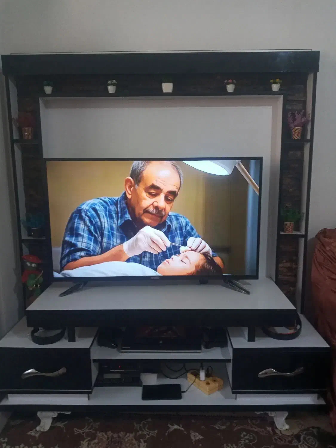 تلوزیون هیوندا ۴۳اینچ به همراه میزتلوزیون|تلویزیون و پروژکتور|قائم‌شهر, |دیوار