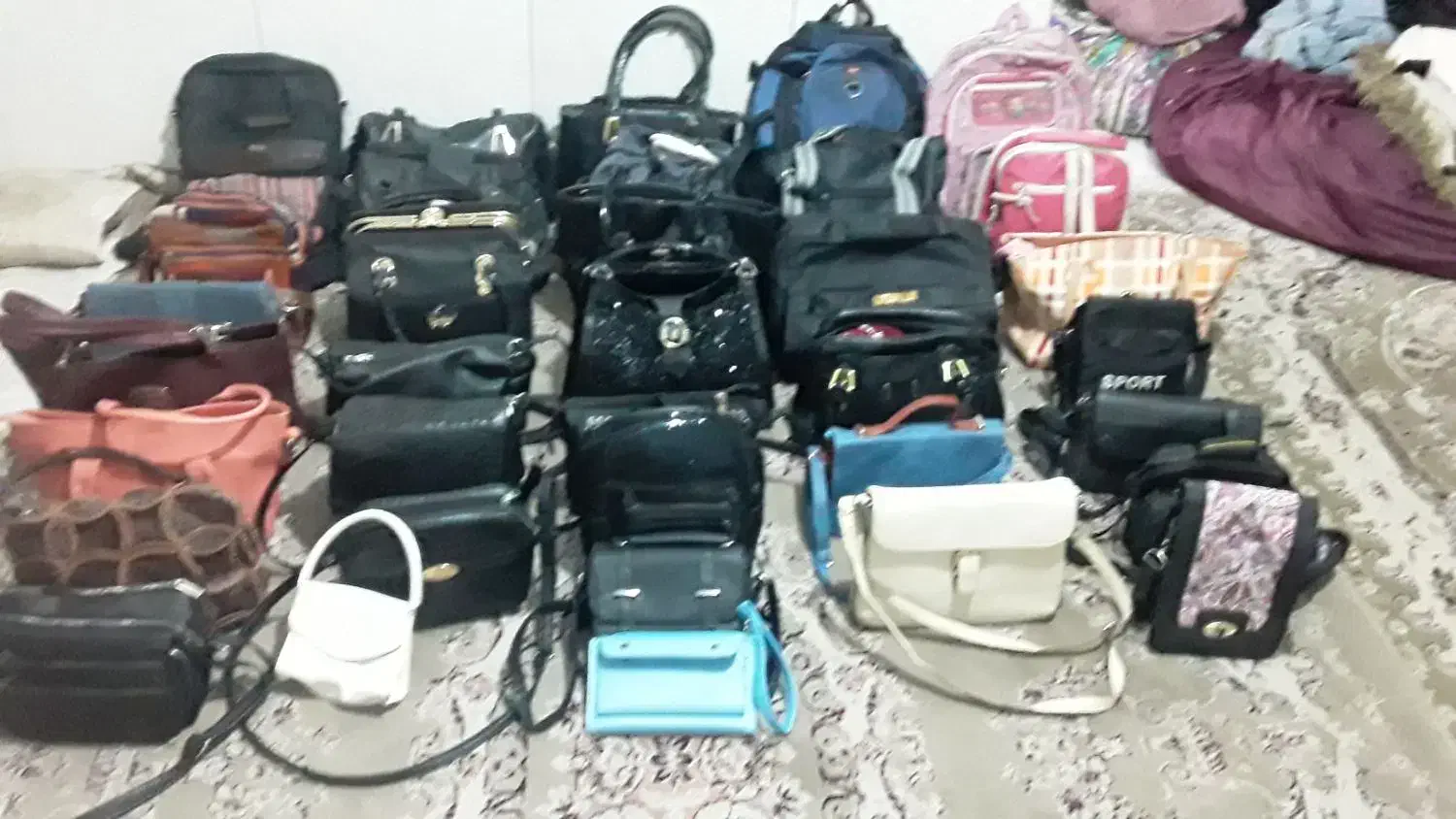 تعداد زیادی کیف در محدوده بلوار طبرسی|کیف، کفش، کمربند|ملکآباد, |دیوار