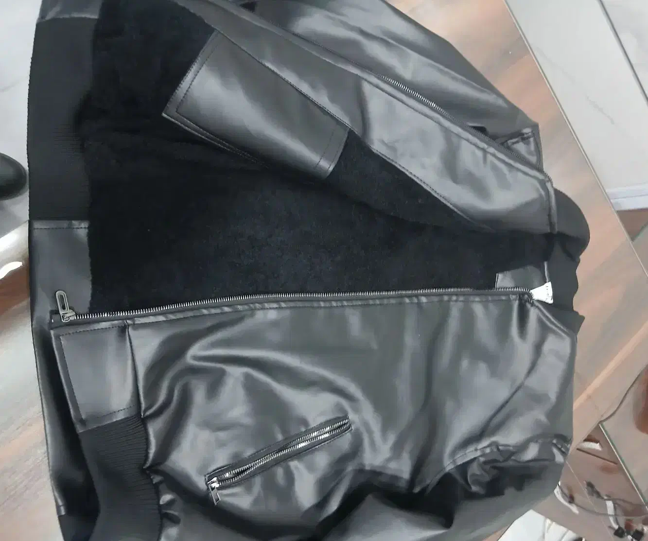 کاپشن چرم اصلی گرم گرم دار و کار شده آکبند مفت|لباس|شیروان (خراسان), |دیوار