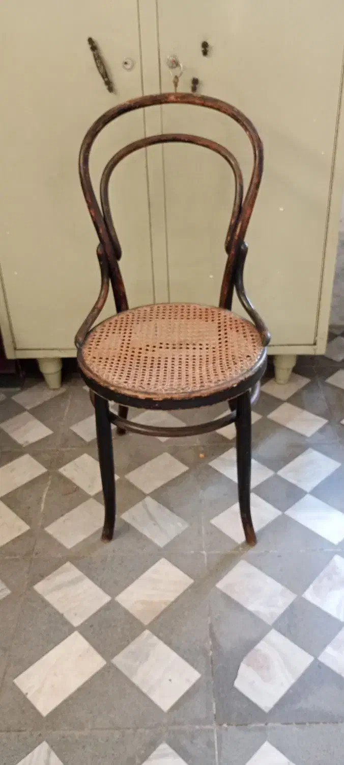 صندلی قدیمی کلکسیونی|کلکسیون اشیاء عتیقه|بابل, |دیوار