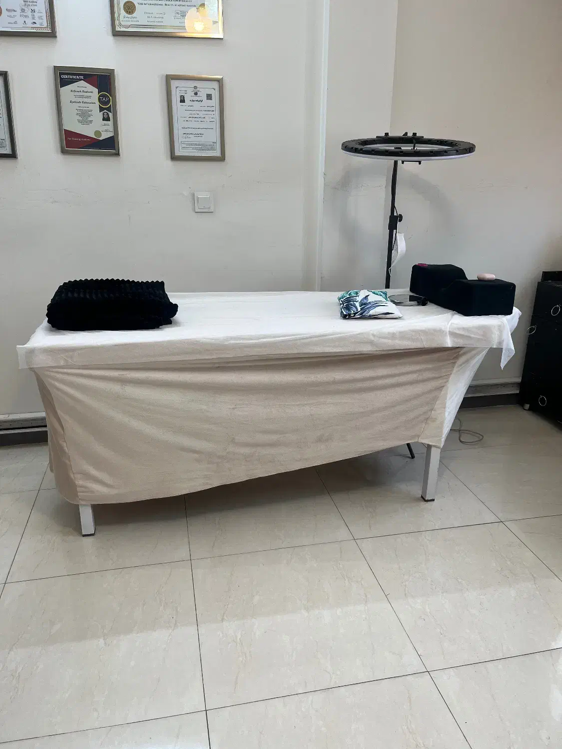 تخت مژه و پوست و دراور آرایشگاهی ۱|آرایشگاه و سالنهای زیبایی|اصفهان, جویباره|دیوار