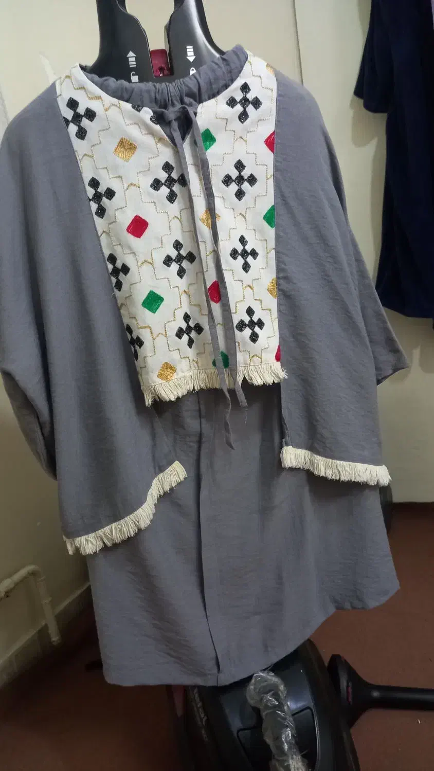 شومیزودامن|لباس|ری, شهید غیوری (ابن باویه)|دیوار