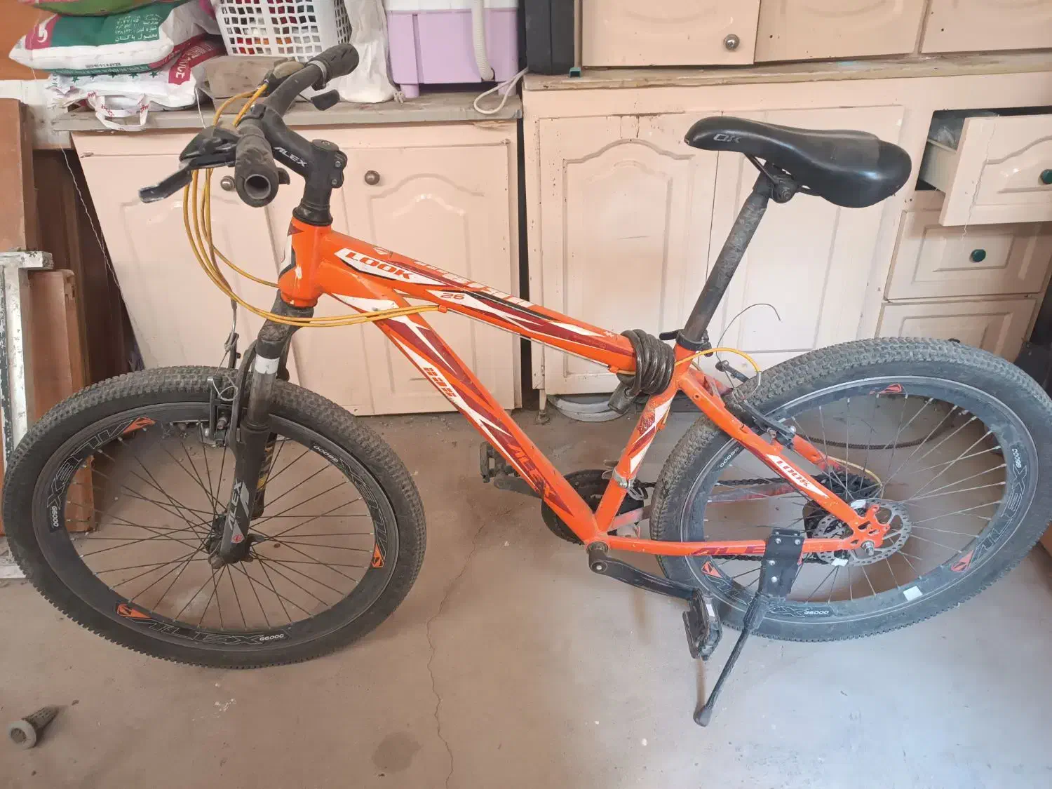 چرخ|دوچرخه، اسکیت، اسکوتر|کبودرآهنگ, |دیوار