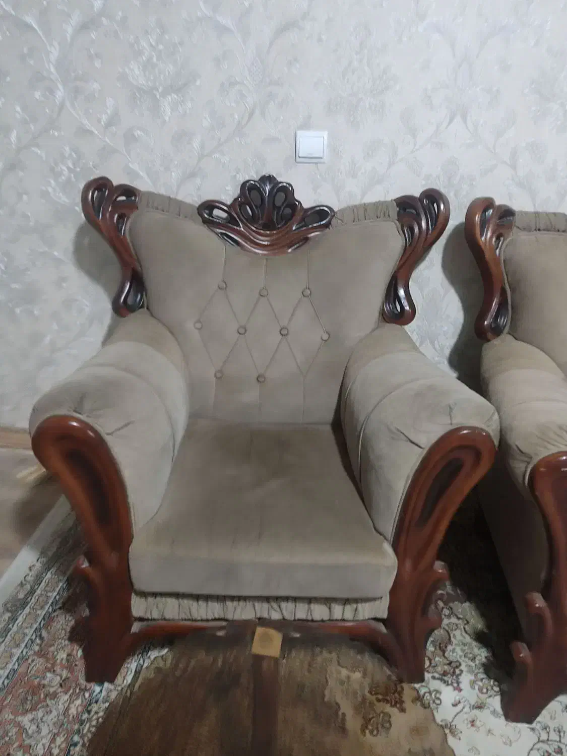 مبل کلاسیک ۷نفره کارکرده وسه میز عسلی|مبلمان خانگی و میز عسلی|رباطکریم, رباطکریم|دیوار