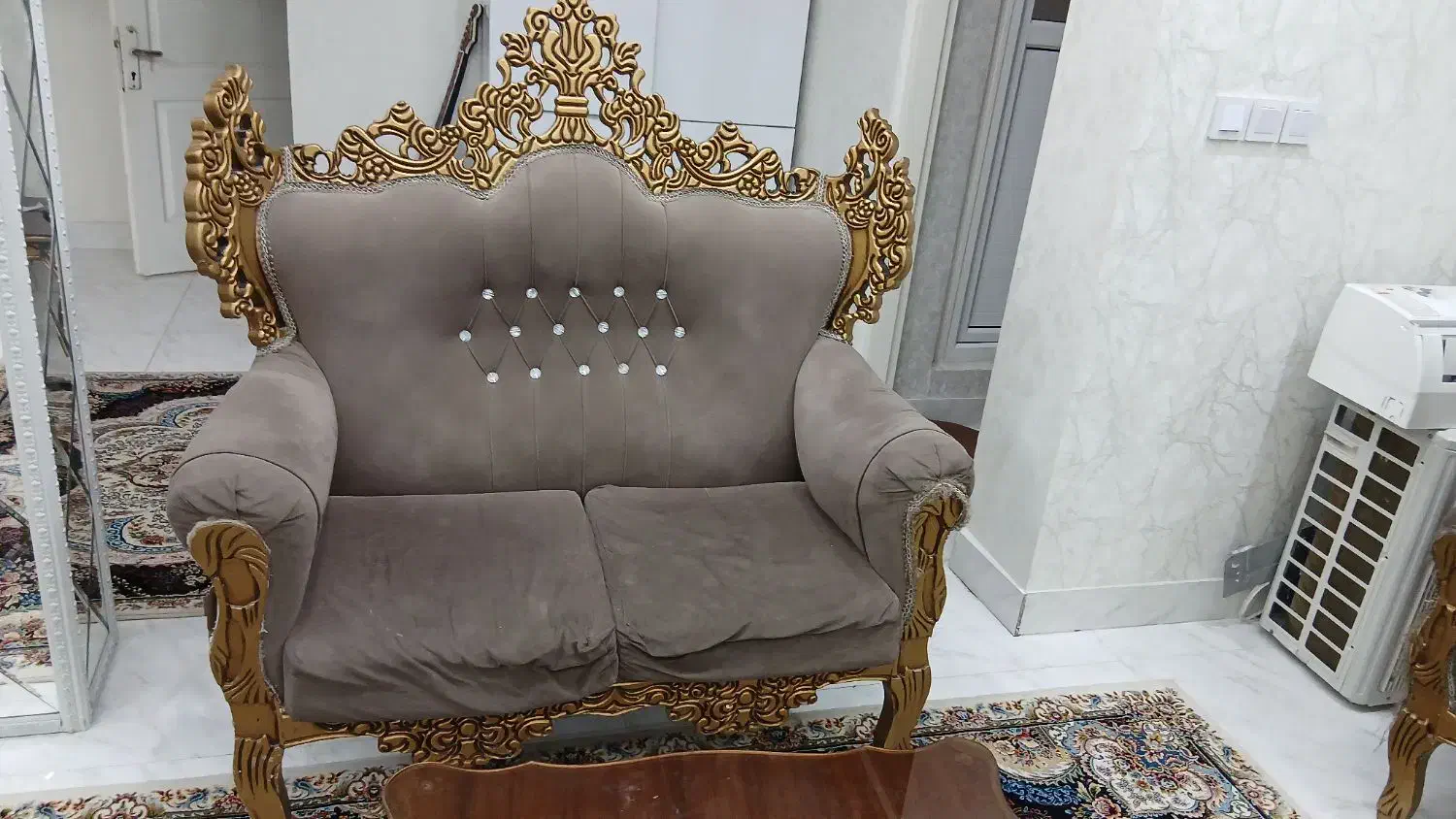 مبل هفت نفره با دوعدد میزبان|مبلمان خانگی و میز عسلی|رشت, باهنر|دیوار