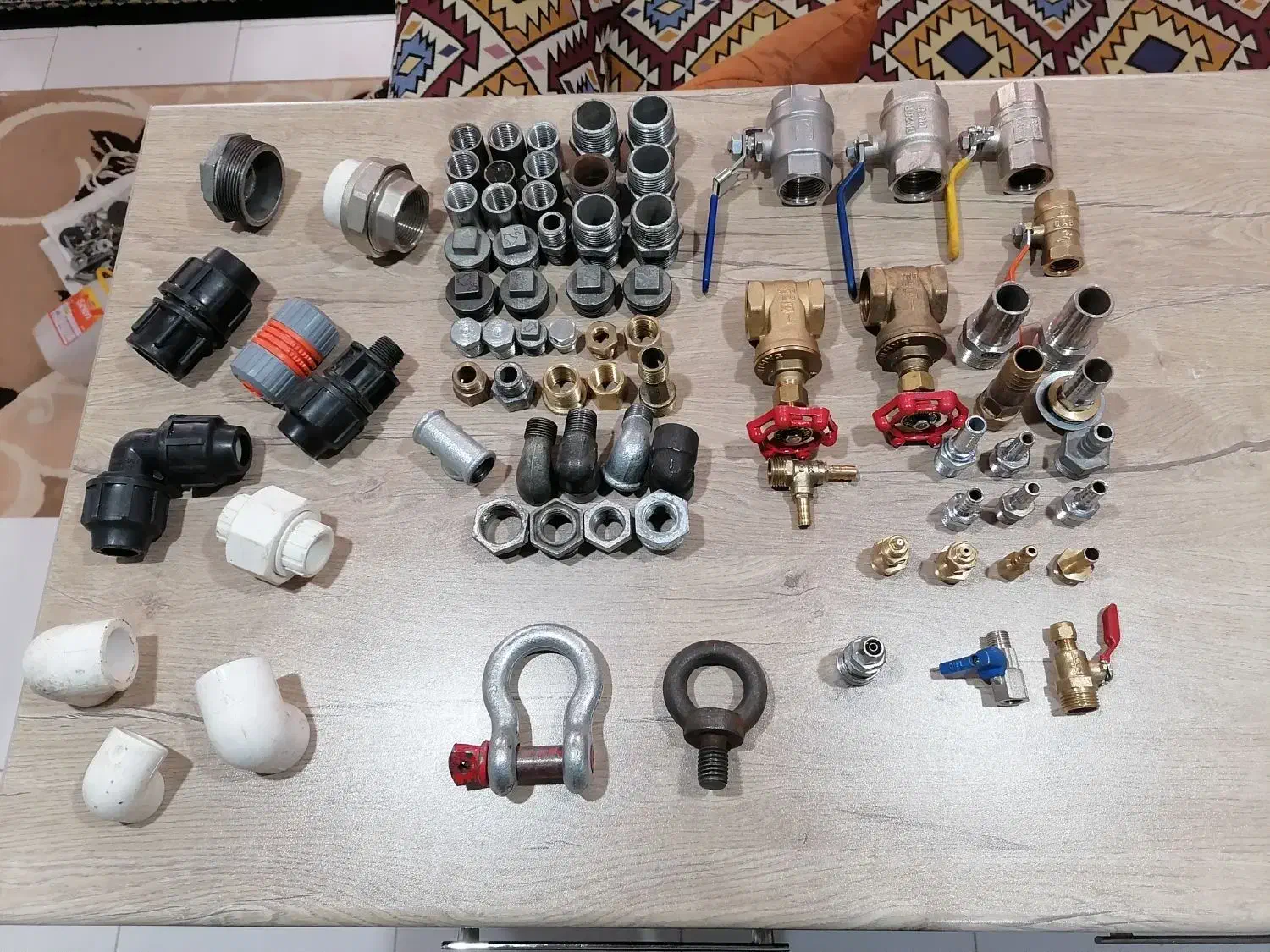 تعدادی شیرآلات گازی و آبی و دیگر لوازم لوله کشی|ابزارآلات|فردیس, نگارستان|دیوار