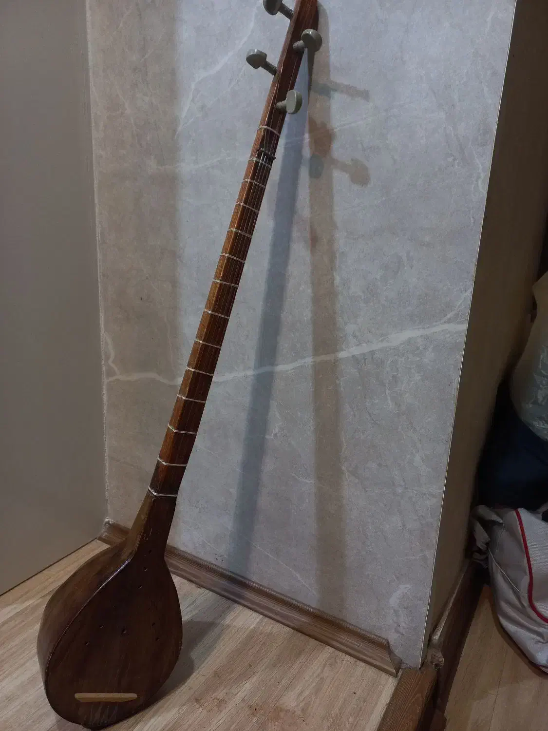 سه تار در حد نو|سازهای سنتی|آمل, |دیوار