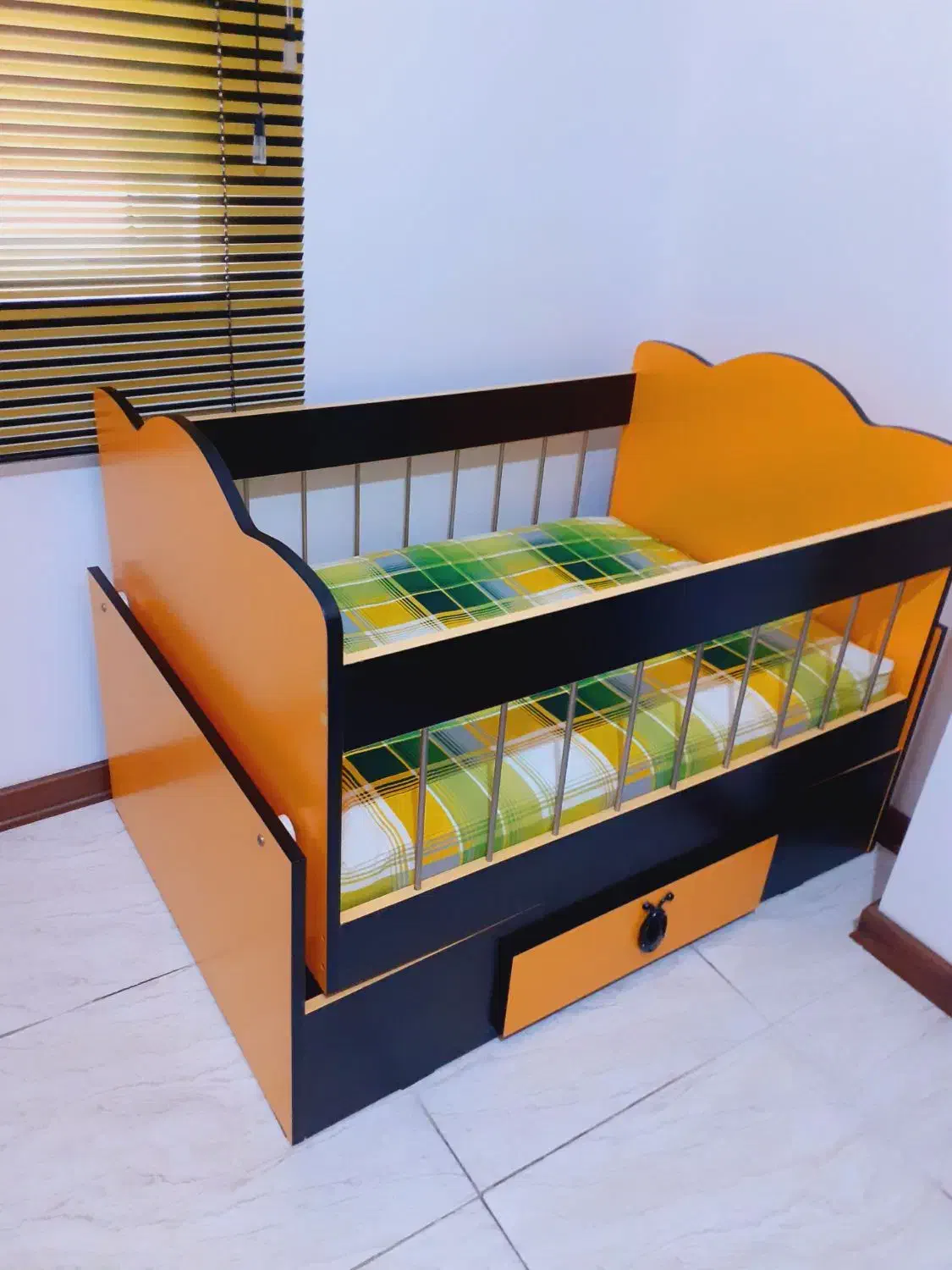 سرویس کمدوتخت همراه. قالیچه. پرده.کالسکه.میز تحریر|اسباب و اثاث بچه|فومن, |دیوار