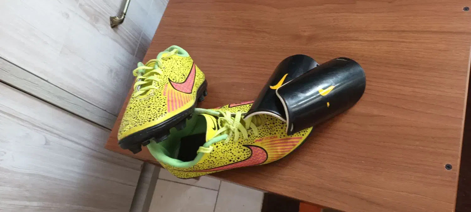 یک جفت استوک فوتبال ویک جفت قلم بند نو|تجهیزات ورزشی|محمدشهر, همایون ویلا|دیوار