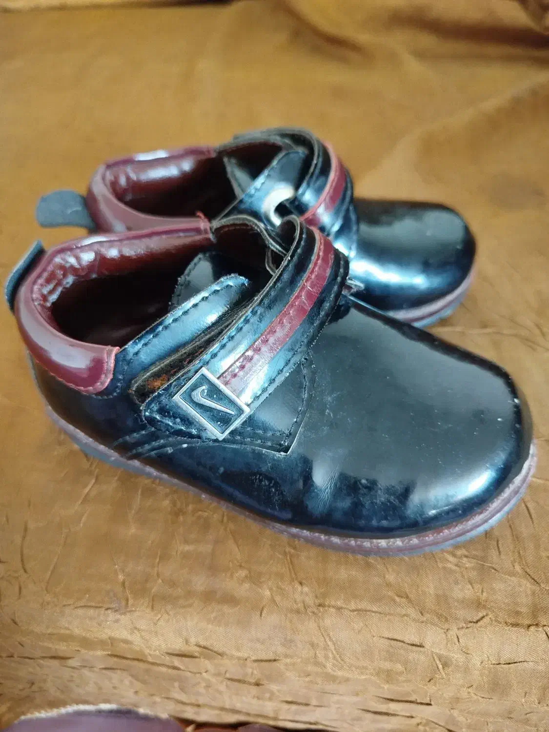 کفش|کیف، کفش، کمربند|کرمان, |دیوار