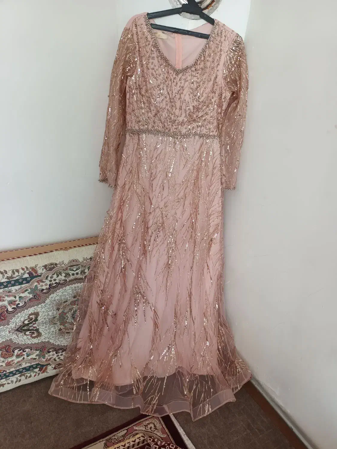 مجلسی نو.|لباس|سلماس, |دیوار