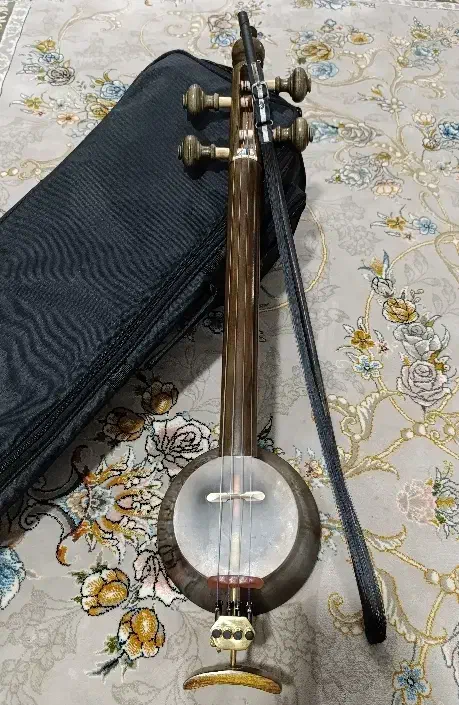 کمانچه احمد گنجی.|سازهای سنتی|خرمآباد, |دیوار