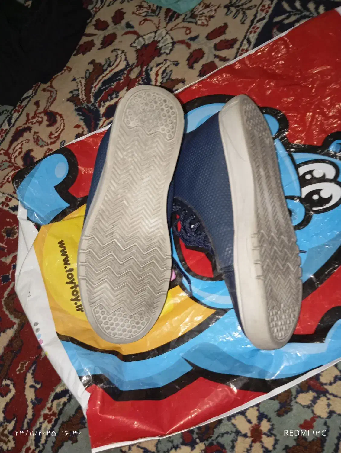 کفش .نیم ساق .|کیف، کفش، کمربند|قائن, |دیوار