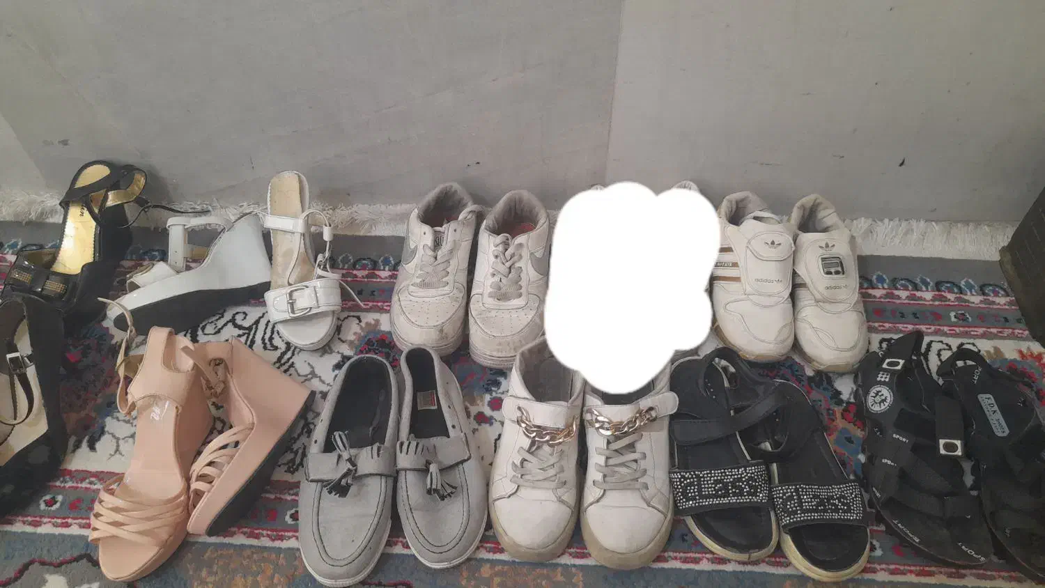 تعدادی کفش|کیف، کفش، کمربند|قم, امامزاده ابراهیم|دیوار