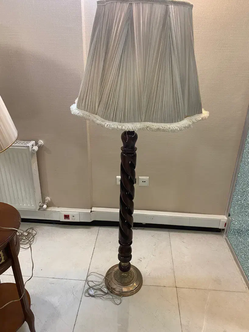 پنج عدد آباژور کلاسیک بصورت تک تک بعلت جابجایی|چراغ خواب و آباژور|تهران, ونک|دیوار