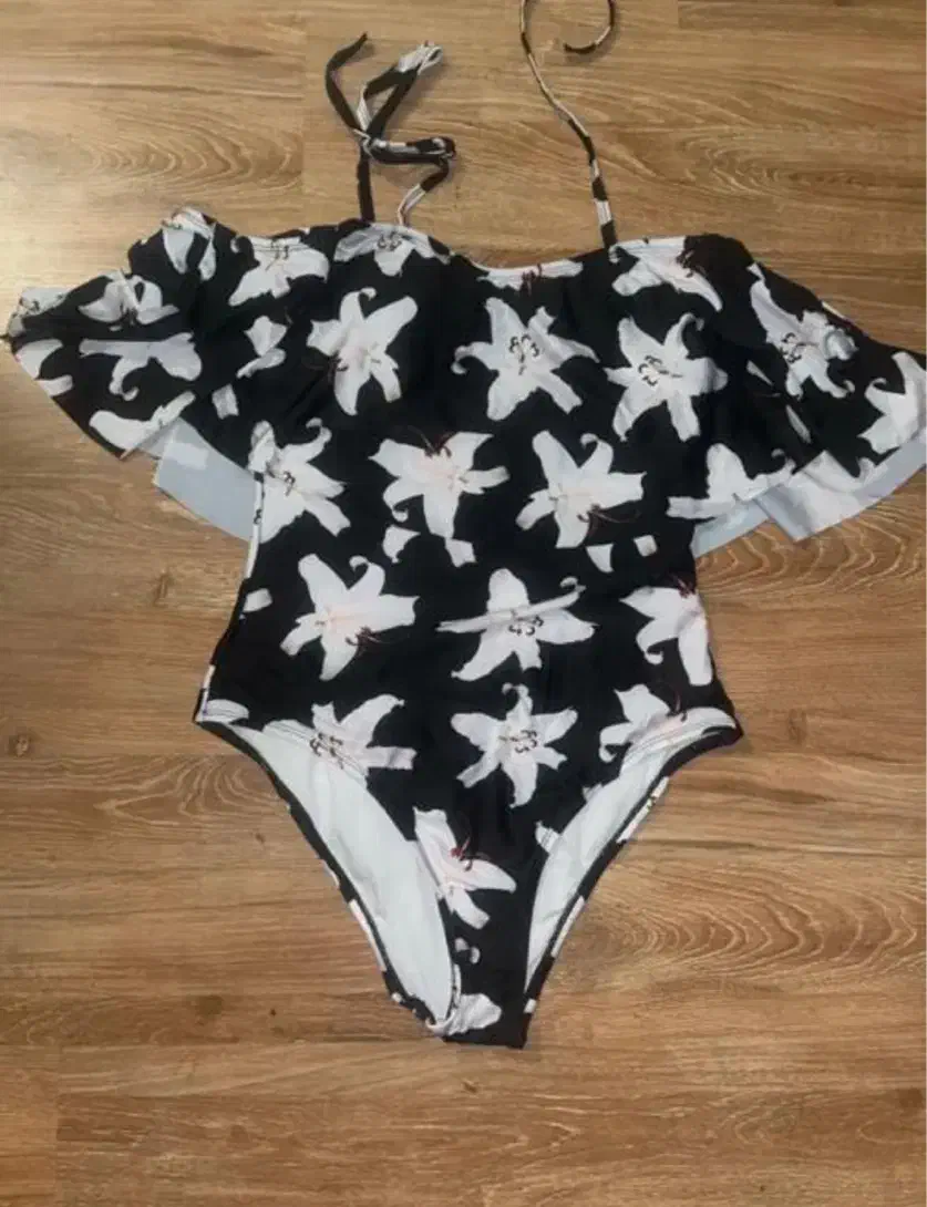 تعدادی مایو‌زنانه و‌بچگانه نو|غواصی و ورزش‌های آبی|شیراز, باغ تخت|دیوار