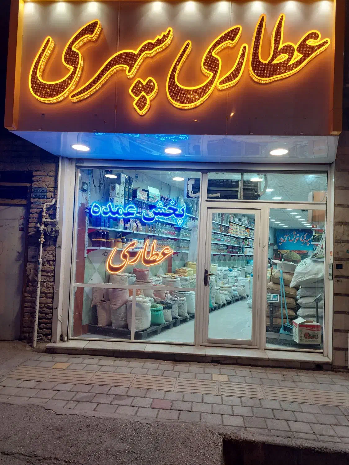 ب یک کارگر ساده نیازمندیم|استخدام خدمات فروشگاه و رستوران|همدان, |دیوار