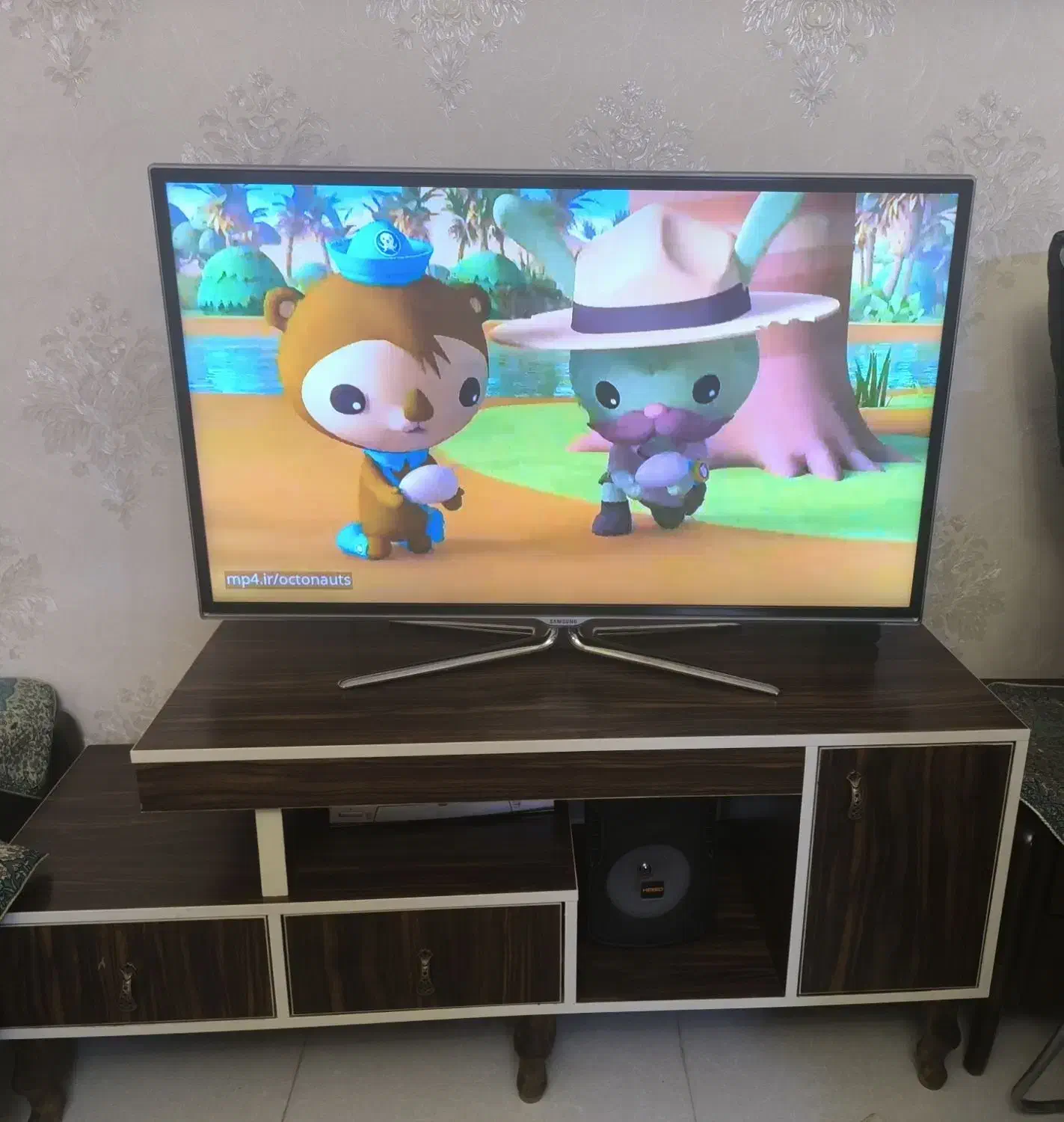 تلویزیون 46اینچ سامسونگ به همراه میز|تلویزیون و پروژکتور|چهاردانگه (تهران), |دیوار