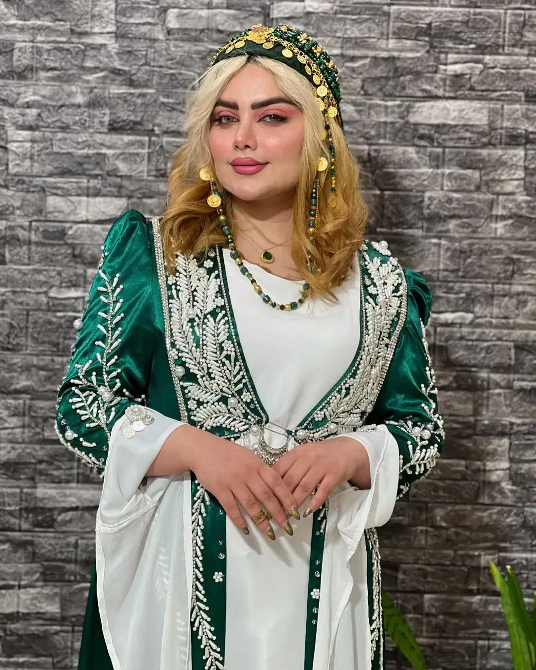 قوا زیبا|لباس|ماهیدشت, |دیوار