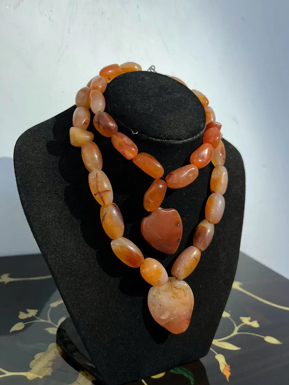 گردنی عقیق|جواهرات|رشت, نظری|دیوار